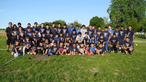 El Centro de Formación Tuzos Chicago, que dirige Jesús “Chucho” Estrada, incluye la celebración de dos fiestas por año que involucran a los niños, entrenadores y padres de familia, y la oportunidad de ser vistos en México.