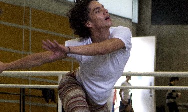 El nativo de Guadalajara desea cambiar la percepción del ballet en México.
