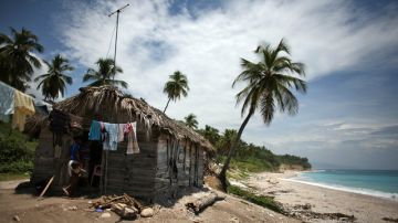 Detalle de una vivienda localizada en la costa de Barahona, República Dominicana, en una zona a donde se aproxima la tormenta.