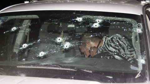 Un policía especial inspecciona un vehículo tras un enfrentamiento con miembros del crimen organizado en el estado de Jalisco.
