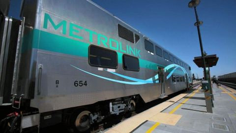 Metrolink estableció un limite de velocidad a causa del incendio en el Valle de Santa Clarita.