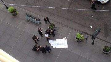 Agentes del NYPD custodian en cuerpo de una de las víctimas fatales del tiroteo ocurrido en el Empire State.