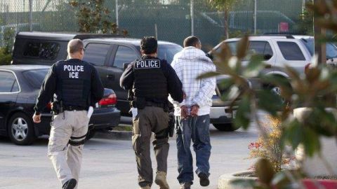 Los jóvenes temen ser fichados o deportados al solicitar el DACA.