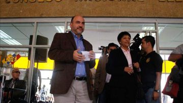Jose Ramón Sánchez (i) y Nidia Villegas (d), representantes de los votantes venezolanos en Florida y Miembros de la Mesa de la Unidad (MUD) residentes en los EEUU, asisten a la sede del Consejo Nacional Electoral de Venezuela (CNE).