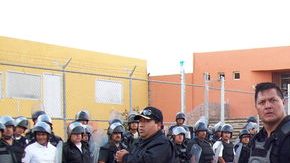 En esta foto de archivo, policías vigilan el penal de Cieneguillas, Zacatecas, el mismo que encabeza Fabiola Quiroz y quien fuera secuestrada en días pasados por un grupo de hombres armados.