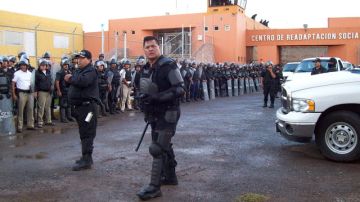En esta foto de archivo, policías vigilan el penal de Cieneguillas, Zacatecas, el mismo que encabeza Fabiola Quiroz y quien fuera secuestrada en días pasados por un grupo de hombres armados.