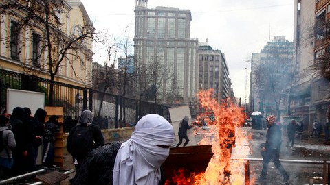 Estudiantes lanzaron piedras y palos a los policías y provocaron incendios en la protesta de ayer, en Santiago de Chile.