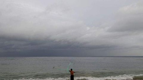 Su trayectoria sigue siendo hacia el oeste-noroeste por el sureste del Caribe.