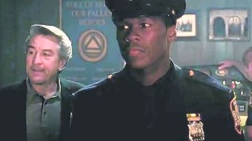 De Niro (izq.) y 50 Cents en una de las escenas de la  cinta 'Freelancers'.