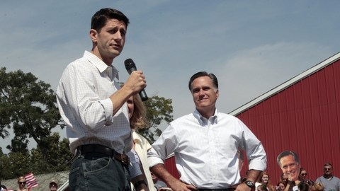 Mitt Romney (d), con su compañero de fórmula, Paul  Ryan,  en un acto de campaña en Michigan.