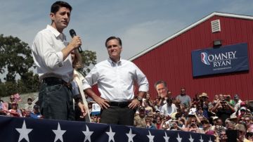 Mitt Romney (d), con su compañero de fórmula, Paul  Ryan,  en un acto de campaña en Michigan.