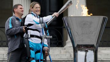 Claire Lomas da fuego ayer  a la llama que ardera mientras duren los Juegos Paralímpicos en Trafalgar Square de la capital británica.