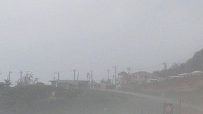 La gente corre sobre un puente golpeado por fuertes olas, debido a la tormenta tropical 'Isaac', en República Dominicana, ayer.