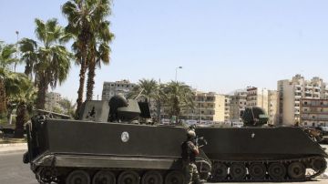 Soldados libaneses patrullan las calles del barrio de Bab al Tabbaneh, en la ciudad portuaria de Trípoli, Líbano, ayer.