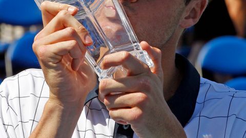 Isner  besa su segundo trofeo al hilo en el Winston-Salem.