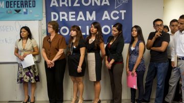 Estudiantes hacen fila en Arizona para aplicar a la acción diferida.
