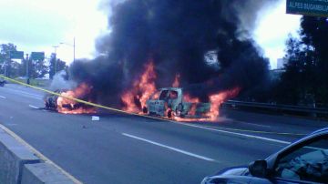 Automóviles y autobuses fueron incendiados en bloqueos presuntamente realizados por narcotraficantes en la zona metropolitana de Guadalajara, México.