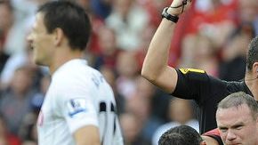 Wayne Rooney es cuestionado por su compañero Robin Van Persie sobre la cortada sufrida en el muslo derecho en Old Trafford.