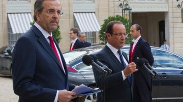 El presidente francés, Francois Hollande (d), y el primer ministro griego, Andonis Samarás, ayer.