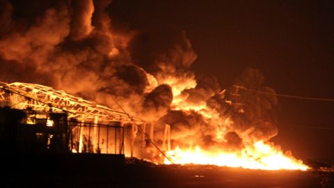 Vista de ayer de una parte de la refinería venezolana de Amuay todavía en llamas.