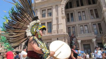 La Caravana por la Paz y su líder Javier Sicilia se manifestaron frente al Capitolio de Texas, en la ciudad de Austin.