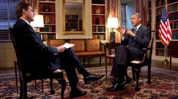 El presidente Obama  habla en una entrevista a Bell Feller, de la AP, en la Casa Blanca, el jueves.