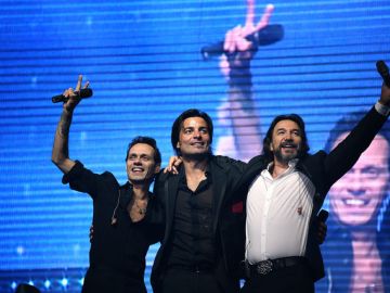 Marc Anthony, Chayanne  y Marco Antonio Solís (de izq. a der.) al finalizar su exitoso concierto.