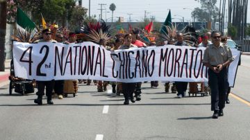 Miembros de los 'Brown Berets' encabezan la marcha conmemorativa  en el Este de Los Ángeles. Tras ellos manifestantes   portaban banderas mexicanas y más pancartas alusivas.