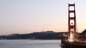 El Golden Gate es el puente donde más gente se suicida. Desde su apertura en 1937, unas  2000 personas se han quitado la vida.