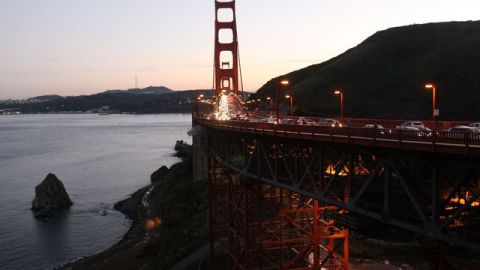El Golden Gate es el puente donde más gente se suicida. Desde su apertura en 1937, unas  2000 personas se han quitado la vida.