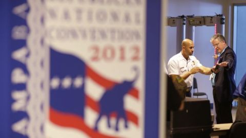 Personal de seguridad utiliza un detector de metal manual en un puesto de control para entrar en el Tampa Bay Times Forum, donde se realizará la Convención Nacional Republicana en Florida.