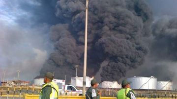 Las lenguas de fuego y el humo de la refinería de Amuay se podían observar desde varias millas de distancia.