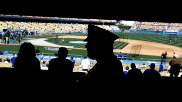 Un oficial de policía de Los Ángeles patrulla las tribunas en un juego entre los Dodgers y los Piratas de Pittsburgh.