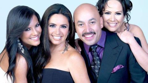 Lupillo Rivera rodeado de Gaby Spino (izq.), Penélope Menchaca y Samia (der.), que forman parte del nuevo programa concurso de imitadores 'Yo me llamo'.