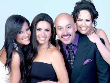 Lupillo Rivera rodeado de Gaby Spino (izq.), Penélope Menchaca y Samia (der.), que forman parte del nuevo programa concurso de imitadores 'Yo me llamo'.