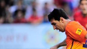 Lionel Messi, autor de dos goles, elude al portero Andrés Fernández en un trámite del partido de ayer en el Reyno de Navarra.