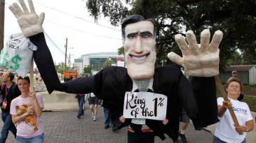 Integrantes del grupo Ocuppy caricaturizan a Mitt Romney y se pasean por los alrededores de la convención con un cabezudo.