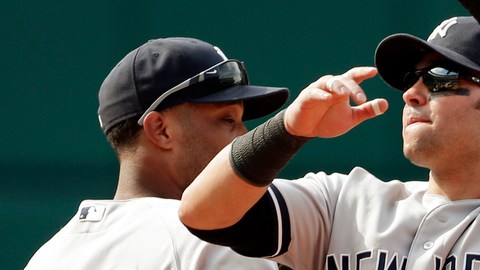 Nick Swisher (der.) celebra el triunfo con  Robinson Canó.