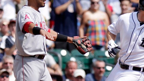 Andy Dirks (der.) arriba a la antesala, que custodia el venezolano Maicer Iztúris, después de disparar triple impulsor en el sexto.