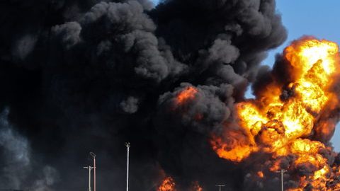 Parte de la refinería de Amuay todavía en llamas, ayer, y en la que se han contado hasta el momento 41 personas muertas.