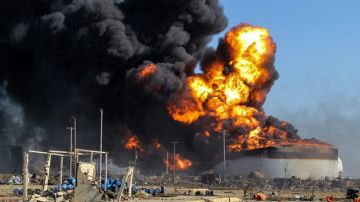 Parte de la refinería de Amuay todavía en llamas, ayer, y en la que se han contado hasta el momento 41 personas muertas.