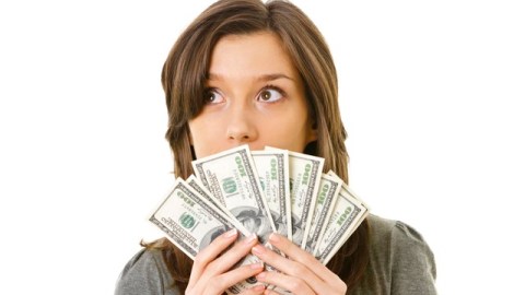 A pesar de lo que digan muchos hombres, la mujer no solo tiene un instinto profundo de la economía casera, sino que también puede hacer muy buenas decisiones financieras cuando tiene algún dinero para invertir.