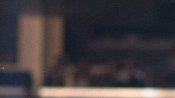 Enrique Iglesias abraza a una fan en su reciente concierto en Los Ángeles.