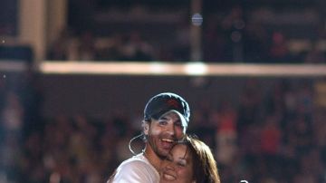 Enrique Iglesias abraza a una fan en su reciente concierto en Los Ángeles.