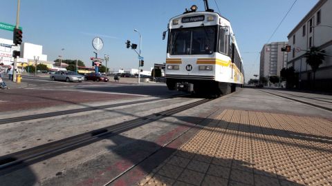 Un tren de la Línea Azul en el boulevard Washington en Los Angeles.