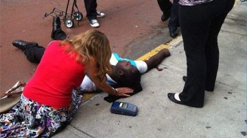 Una persona recibe asistencia tras ser herida en la cabeza como parte del incidente ocurrido cerca del Empire State.