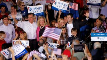Mitt Romney con su esposa entre sus seguidores.