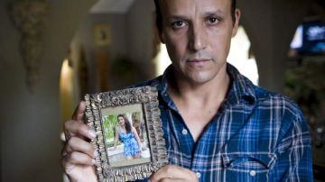 Rony Molina muestra una foto de su esposa Sandra Payes, deportada a su natal Guatemala. En EEUU  ha quedado toda su familia.