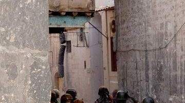 Soldados del Ejército sirio patrullando una calle en el área de Seif El Dawlah, provincia de Aleppo, el sábado.