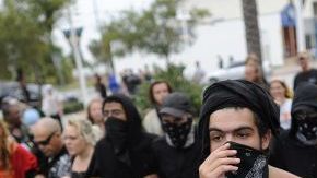 Manifestantes marchan frente a una sede del partido Republicanoen San Petesburgo, Florida.